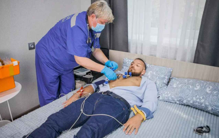 Как вывести из запоя на дому: безопасный алгоритм и профессиональный подход